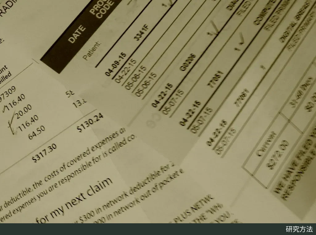 一位美国居民摊开整理的一叠医疗账单和费用单据,用来记录日常就医的自付开支